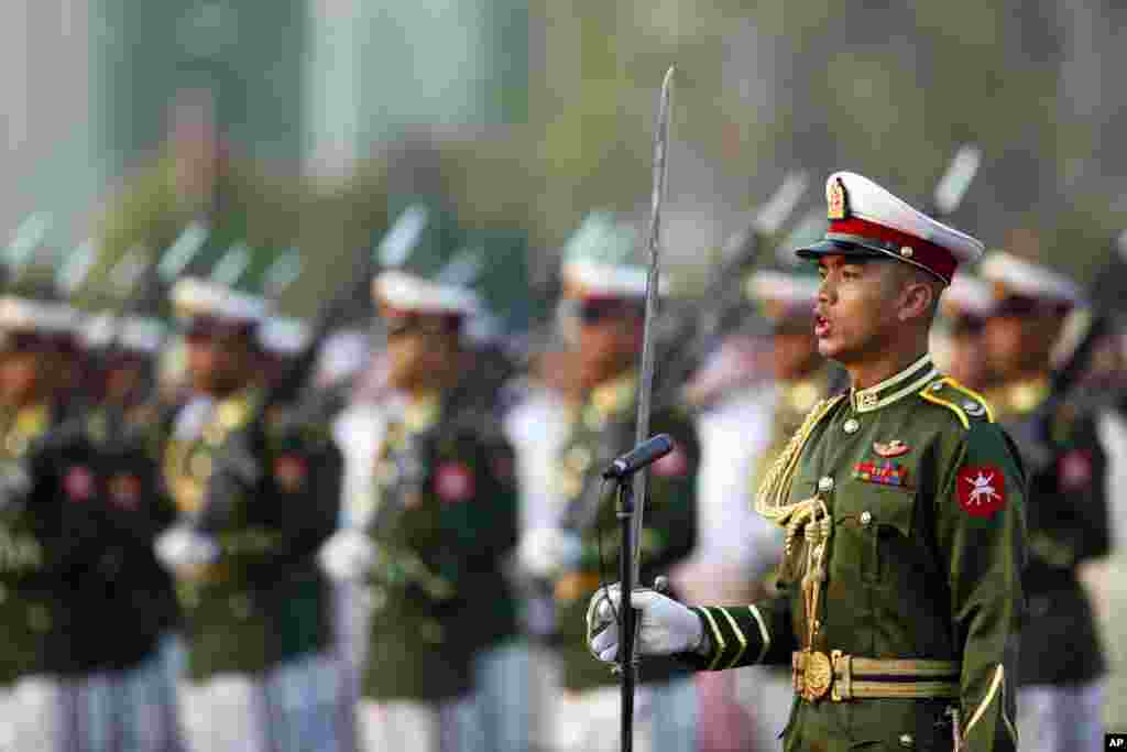 Tentara Myanmar berparade dalam sebuah peringatan menyambut Hari Persatuan Myanmar me-69 di Naypyitaw, Myanmar. Hari Persatuan menandai peringatan kesepakatan 1947 di antara kelompok-kelompok etnis negara tersebut yang membuka jalan mereka merdeka dari Inggris.