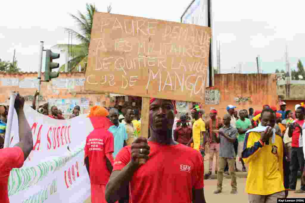 Un manifestant dans les rues de Lomé, au Togo, le 4 octobre 2017. (VOA/Kayi Lawson)
