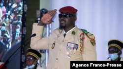 Le chef de la junte guinéenne Mamady Doumbouya prête serment en tant que président par intérim à Conakry, en Guinée, le 1er octobre 2021.