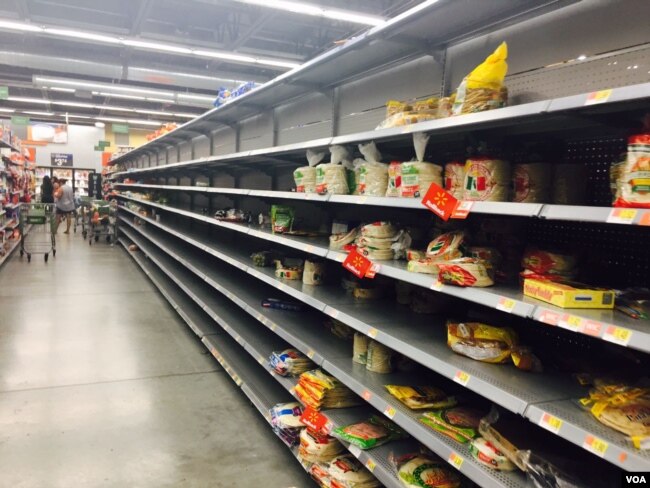 Walmart a las afueras de FT Lauderdale, FL, con estantes vacíos, mientras los residentes buscan abastecerse ante la llegada del huracán Irma. Foto: Gesell Tobías, VOA. Sept. 7, 2017.