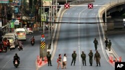 ထိုင်းစစ်အာဏာသိမ်းမှုကို ဆန့်ကျင်သူတွေ စုဝေးရာ Victory အထိမ်းအမှတ်နေရာနားမှာ စစ်သားတွေ လမ်းကို ပိတ်ဆို့ စောင့်ကြပ်နေစဉ်။ (မေ ၃၀၊ ၂၀၁၄)