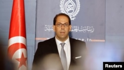 Le Premier ministre tunisien désigné Youssef Chahed parle lors d'une conférence de presse après son entretien avec le président à Tunis, Tunisie, le 3 août 2016.