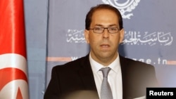 Le Premier ministre tunisien désigné Youssef Chahed parle lors d'une conférence de presse après son entretien avec le président à Tunis, Tunisie, le 3 août 2016.