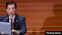 한민구 한국 국방장관이 21일 국회에서 열린 외교·통일·안보에 관한 대정부 질의에서 북한 핵 문제에 관한 질문에 답하고 있다.