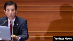 한민구 한국 국방장관이 지난 9월 국회에서 열린 외교·통일·안보에 관한 대정부 질문에서 북한 핵 문제에 관한 질문에 답하고 있다.