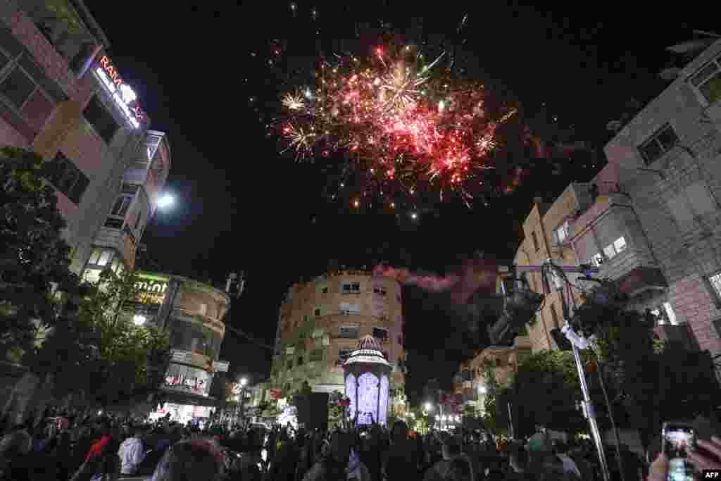فلسطین میں رمضان کی آمد کا جشن منانے کے لیے آتش بازی کی جا رہی ہے۔