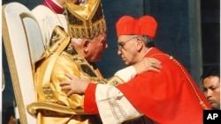 Foto de 2001 en que el actual papa Francisco, entonces arzobispo de Buenos Aires (izquierda) saludaba al entonces pontífice Juan Pablo II.