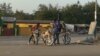 Des motos-taxis garés dans le quartier Air France à Bouaké, en Côte d'Ivoire, le 20 janvier 2018. (VOA/Siriki Barro)