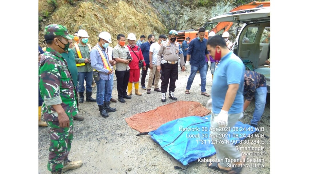 Proses pencarian dan evakuasi korban longsor di areal proyek pembangunan PLTA Batang Toru, Kecamatan Batang Toru, Kabupaten Tapanuli Selatan, Sumatera Utara, Jumat 30 April 2021. (Courtesy: BPBD Tapanuli Selatan)