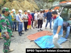 Proses pencarian dan evakuasi korban longsor di areal proyek pembangunan PLTA Batang Toru, Kecamatan Batang Toru, Kabupaten Tapanuli Selatan, Sumatera Utara, Jumat 30 April 2021. (Courtesy: BPBD Tapanuli Selatan)