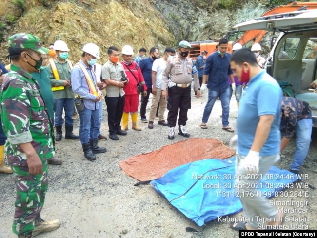 Proses pencarian dan evakuasi korban longsor di areal proyek pembangunan PLTA Batang Toru, Kecamatan Batang Toru, Kabupaten Tapanuli Selatan, Sumatera Utara, Jumat 30 April 2021. (Courtesy: BPBD Tapanuli Selatan)