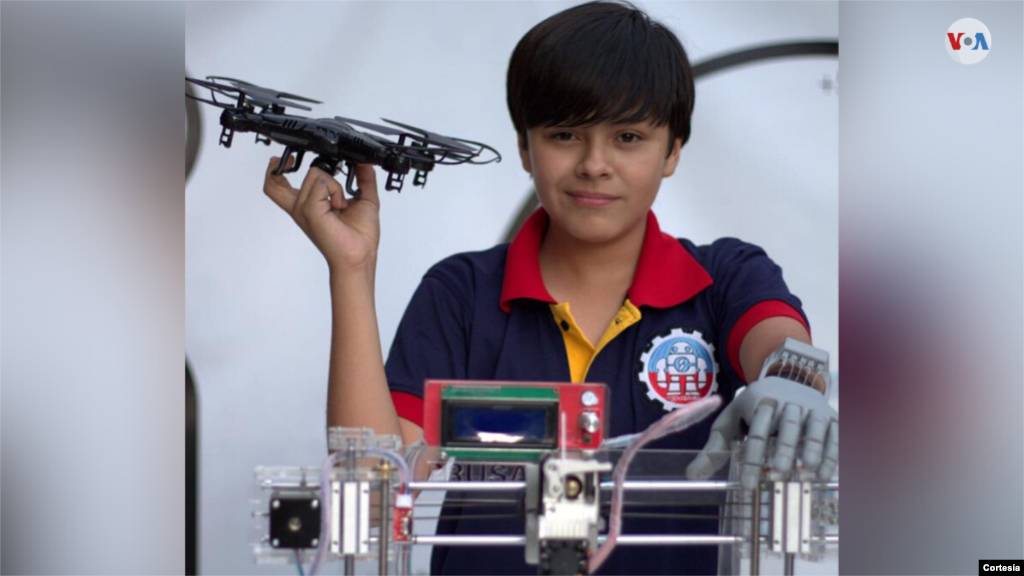 En la foto, aparece Leo más joven, posando junto a un dron y otro dispositivo, de los que siempre está rodeado en su taller.&nbsp;