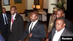 Tanzania လေဆိပ်တွင် တွေ့ရသည့် Burundi သမ္မတ Pierre Nkurunziza (အလယ်) (မေ ၁၃၊ ၂၀၁၅)