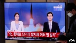 Televisi di stasiun Kereta Api Seoul, Korea Selatan menayangkan laporan tentang peluncuran rudal Korea Utara, Selasa, 14 April 2020. 