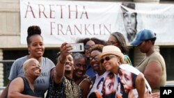 Sir Diego Brazil berswafoto bersama beberapa penggemar saat menunggu untuk memberikan penghormatan terakhir kepada Aretha Franklin di Charles H. Wright Museum of African American History, 28 Agustus 2018, di Detroit.