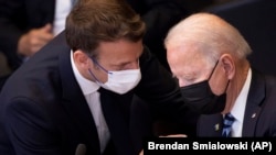 Arhiv: Emmanuel Macron i Joe Biden (Foto: AP/Brendan Smialowski)