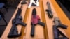 Berbagai senjata rakitan sendiri yang disebut sebagai "senapan hantu" (ghost guns) dipajang di kantor polisi San Francisco (foto: dok). 