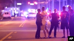 Policija sprečava članove porodice žrtava da priđu klubu u Orlandu u kojem se odigrala pucnjava