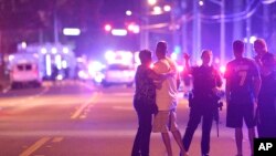 Polisi mengamankan lokasi kelab malam Pulse di Orlando pasca penembakan Minggu (12/6) dini hari. 
