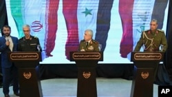 Menteri Pertahanan Suriah Jenderal Ali Abdullah Ayoub (tengah) dalam konferensi pers bersama Panglima Militer Iran (kiri) dan Panglima Milter Irak di Damaskus, hari Senin (18/3). 