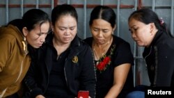 Thân nhân cô Bùi Thị Nhung, người bị nghi nằm trong số 39 nạn nhân thiệt mạng trong thùng lạnh xe tải ở Anh, theo dõi tin tức vụ việc từ quê nhà ở Nghệ An, ngày 26/10/2019.