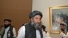 Mullah Abdul Salam Zaeef, pejabat senior Taliban Afghanistan, tiba pada saat penandatanganan perjanjian AS-Taliban di ibukota Qatar Doha pada 29 Februari 2020. (Foto: AFP/Karim Jaafar)