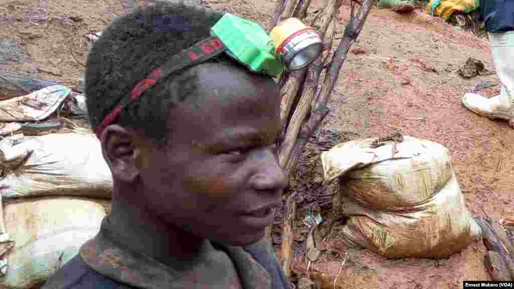 Un enfant qui travaille dans une mine à Chanda, en RDC, le 23 mars 2017. (VOA/Ernest Muhero)