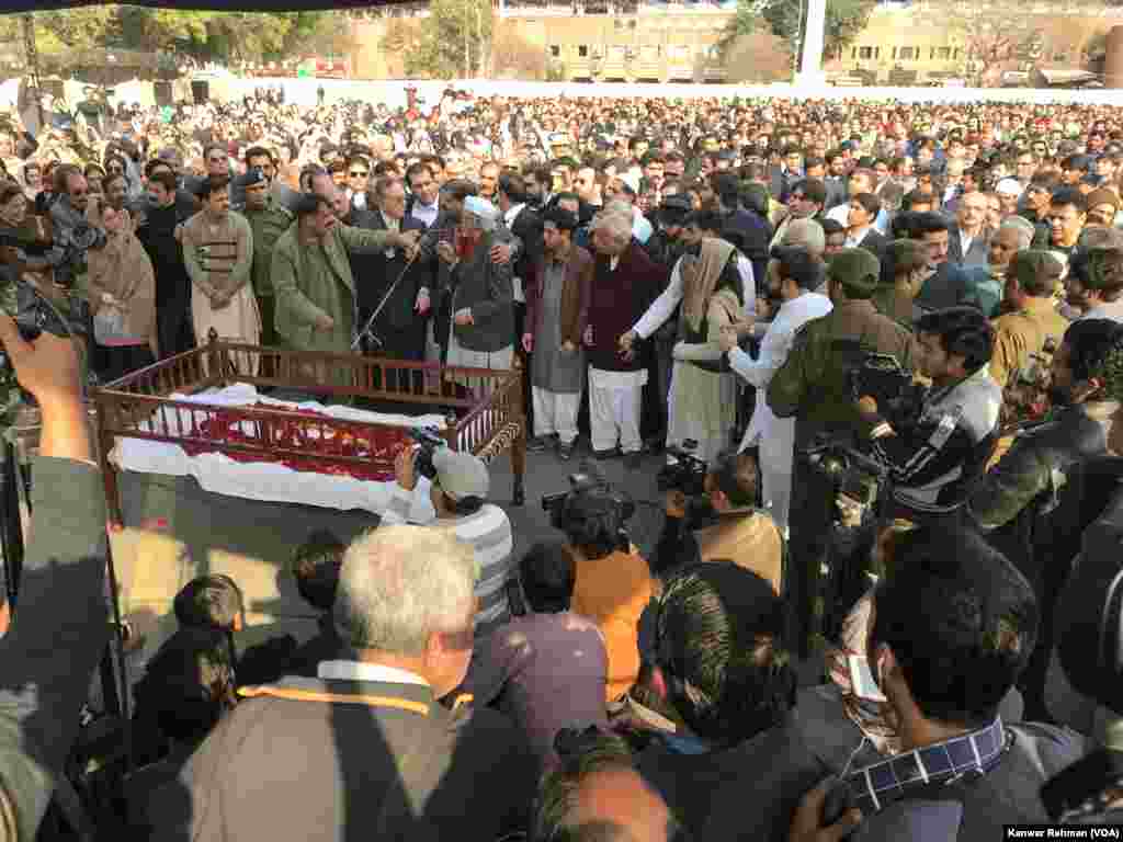 عاصمہ جہانگیر کی نمازہ جنازہ میں ان کی دونوں صاحبزادیاں لوگوں کو رش کے باعث تحمل کرنے کی تلقین کرتی رہیں۔