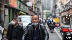 Jalanan di kota Wuhan, provinsi Hubei, China, mulai ramai, setelah dicabutnya karantina wilayah yang diberlakukan hampir tiga bulan silam untuk mencegah penyebaran virus corona, 8 April 2020.
