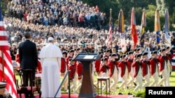 美国总统奥巴马（左）和教宗方济各在白宫南草坪举行的欢迎仪式上 （2015年9月23日）