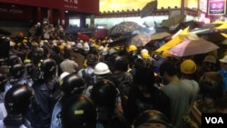 香港警方11月25日在山东街与示威者对峙（美国之音海彦拍摄）