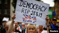 دارالحکومت لندن سمیت متعدد شہروں میں ہزاروں افراد نے وزیراعظم کے منصوبے کے خلاف احتجاج کیا۔