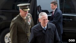 제임스 매티스(가운데) 미 국방장관이 지난달 21일 워싱턴 DC 인근 펜타곤으로 출근하고 있다. 왼쪽은 조셉 던포드 합동참모본부 의장. (자료사진)
