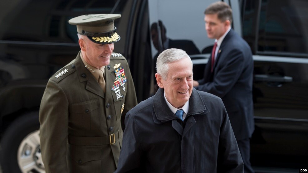 Bộ trưởng Quốc phòng James Mattis và Tướng Joseph Dunford, Chủ tịch Hội đồng Tham mưu trưởng Liên quân Hoa Kỳ, tại Lầu Năm Góc ở Thủ đô Washington, 21/1/2017.