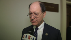 ARCHIVO - El congresista demócrata Brad Sherman habla con el Servicio persa de la VOA al margen de una sesión informativa para miembros de la Organización de Comunidades Iraní-Americanas (OIAC) en el edificio de oficinas de Rayburn House en Washington, el 24 de enero de 2017.