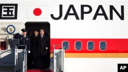 21일 미국 바락 오바마 대통령과 회담을 위해 앤드류스 공군기지에 도착한 아베 신조 일본 총리.