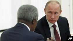 Russian President Vladimir Putin (R) listens to Kofi Annan, the UN and Arab League envoy for the Syrian crisis, during a meeting in the Kremlin, Moscow, July 17, 2012.
