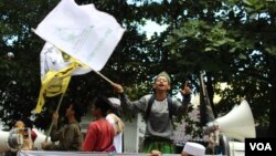 Belasan anak ikut berdemo bersama orang dewasa mendukung Bahar Smith di Bandung, Kamis, (21/3/2019), meski melibatkan anak dalam demonstrasi dilarang UU. (Foto: Rio Tuasikal/VOA)