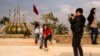 Des touristes asiatiques prennent une photographie devant la tour d'Hassan à Rabat, le 22 février 2017.