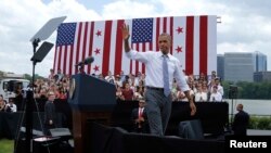 Presiden AS Obama melambaikan tangannya setelah pidatonya tentang ekonomi AS di Georgetown, Washington 1/7/2014. Ekonomi AS tumbuh dengan laju tercepat dalam satu dekade pada bulan Juli, Agustus dan September 2014.