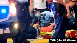7月1日晚香港一警员在铜锣湾执行任务时遭人刺伤。图为急救人员正在为受伤警员包扎。（照片由香港TVB电视台提供）