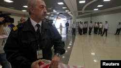 러시아 정부가 에드워드 스노든의 임시 체류를 허가한 가운데, 24일 모스크바 공항 보안 관계자가 스노든이 머물고 있는 것으로 알려진 공항 내 환승구역 접근을 통제하고 있다.