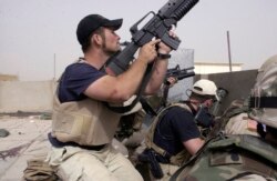 Tentara bayaran yang bekerja untuk kontraktor keamanan swasta dalam baku tembak dengan demonstran Irak yang mendukung Muqtada al-Sadr, di Najaf, Irak, 4 April 2004. (Foto: AP/arsip)