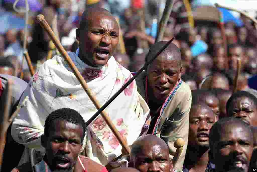 Miners sing during their march to Lonmin Platinum Mine near Rustenburg, South Africa, September 10, 2012.