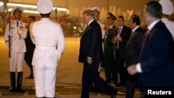 Le président américain Donald Trump arrive à l'aéroport international de Noi Bai pour un deuxième sommet avec le dirigeant de la Corée du Nord, Kim Jong Un, à Hanoi, au Vietnam, le 26 février 2019.