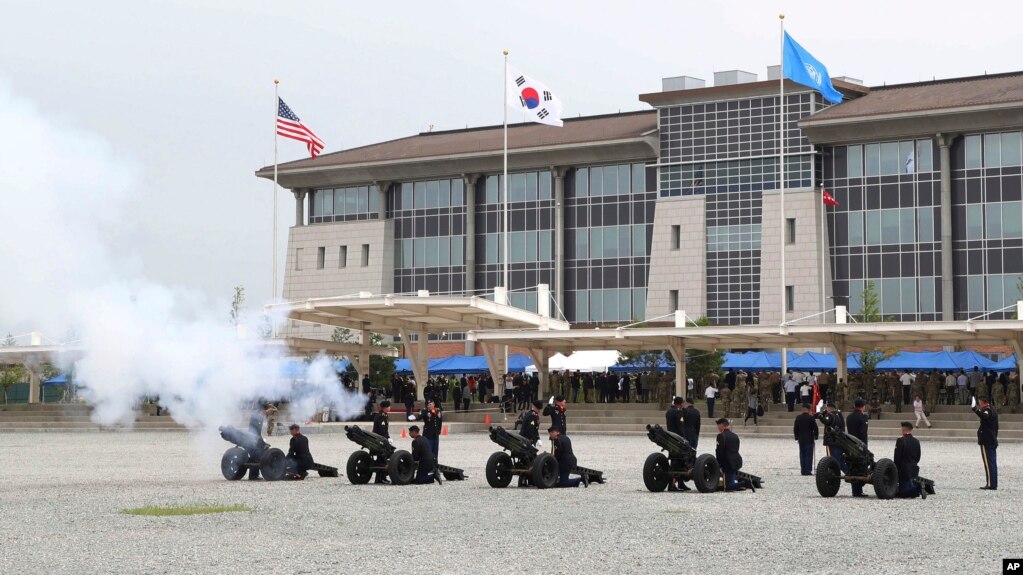 지난해 6월 한국 평택 캠프 험프리 미군기지에서 열린 신청사 개관식에서 예포가 발사되고 있다.