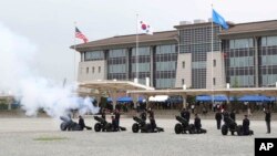 지난해 6월 한국 평택 캠프 험프리 미군기지에서 열린 신청사 개관식에서 예포가 발사되고 있다.