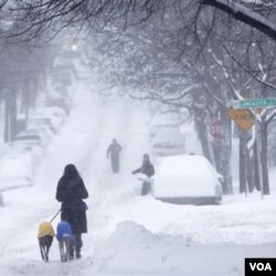 Salju masih memenuhi jalan-jalan raya di kota Albany, New York yang menghambat perjalanan warga AS yang sedang berlibur Natal.