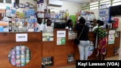 Des clients dans une pharmacie à Lomé, Lomé, le 21 novembre 2019. (VOA/Kayi Lawson)