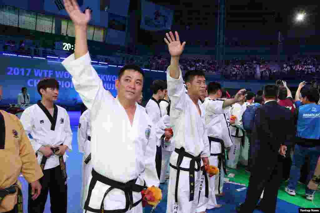 국제태권도연맹(ITF) 북한 태권도시범단원들이 30일 전북 무주군 태권도원 T1 경기장에서 열린 2017 WTF 세계태권도선수권대회 폐막식에서 관중들에게 손을 흔들어 인사하고 있다.